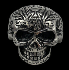 Particolare anello teschio