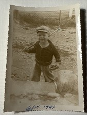 Pacchetto sigarette 1941 ragazzo colpo fortunato cappello bastone foto istantanea vintage