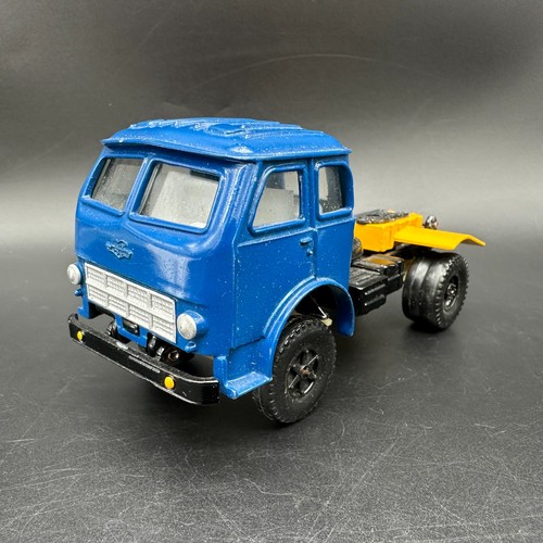 Vecchio trattore stradale - , maz