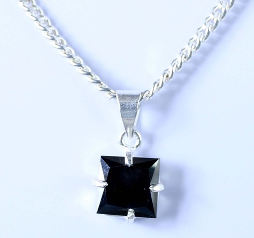 Ciondolo solitario diamante
