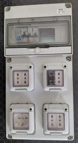 Quadro elettrico con - quadro, prese