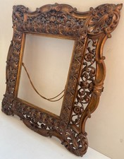 Antica cornice MUSEALE, in legno intagliato a motivi floreali  35,5X41,5 cm.