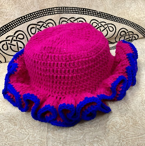 Cappello con volant