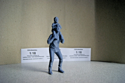 Statuina papà indossa bambino