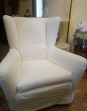 Coppia di poltrone color avorio, anni '70,schienale ad orecchie, in gommapiuma 