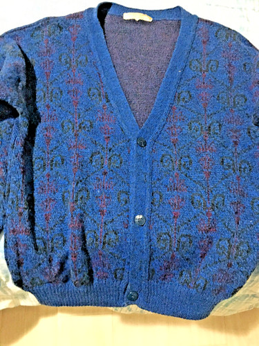 Maglione uomo blu aperto.