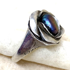 ANELLO IN ARGENTO A FORMA DI ROSA, FUSIONE CON PERLA DI FIUME COLOR PAVONE