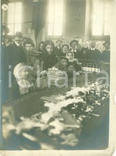 1910 ca MILANO Distribuzione cesti e bambole natalizie *Foto RIPRODUZIONE COEVA