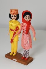 Puppenpaar auf Holzsockel