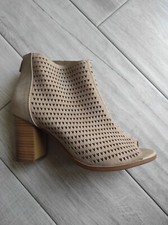 Tronchetto donna estivo alla caviglia beige con tacco largo comodo traforato