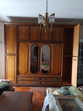 armadio in noce a 6 ante più 4 cassetti nella parte bassa con specchi centrali