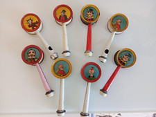 Giocattolo in latta raro fischietto raganella in vari colori  vari personaggi