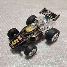 Auto giocattolo in latta