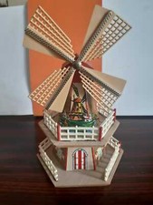 Mulino a vento in legno