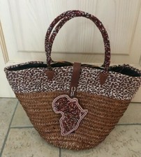 Borsa estiva in paglia, con manici in perline e decorazione Africa in perline.