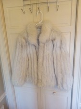 Cappotto pelliccia crema, marrone e grigio illuminante realizzato con volpe blu aggiunta dalla Finlandia XL