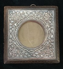 Antica Cornice Art Nouveau Argentata. A Sbalzo : Rose Alchemiche. Pelle Incisa