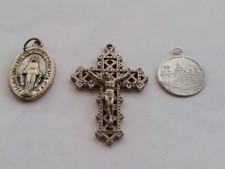 ARTE SACRA PICCOLO CRICIFISSO E 2 MEDAGLIETTE X CATENINA AL COLLO IN METALLO 900