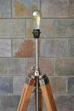 Lampada da terra treppiede