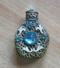 Raffinata bottiglietta di profumo  decorata con un motivo a filigrana dorata