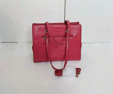 Borsa Carpisa in pelle, semirigida e di colore rosso. Presenta tre scomparti int