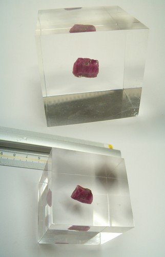 Cubo plexiglass con radice - in,