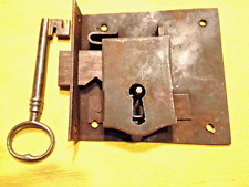 ANTICA SERRATURA TRAPEZOIDALE DA CREDENZA, INTEGRA E SUA CHIAVE FUNZIONANTE 1700