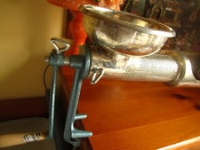 Passapomodoro a manovella in