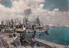TARANTO - Panorama della città vecchia - Pescatori e motopescherecci 1952