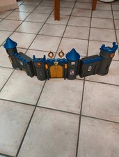 Castello giocattolo grigio e