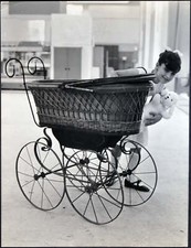 Foto vintage Salone el Bambino 1966 Antica Carrozzina Ft 1940 - Stampa 21x27 cm