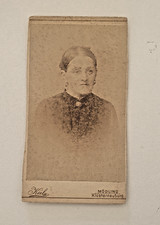 Foografia di donna viennese con abito epoca