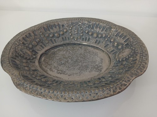 Piatto decorativo sbalzato - , a