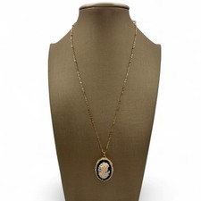 Collana dorata in stile