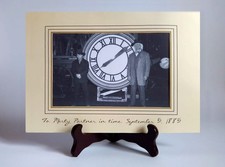 fotografia Doc e Marty e quadrante dell'orologio. Ritorno al futuro prop replica