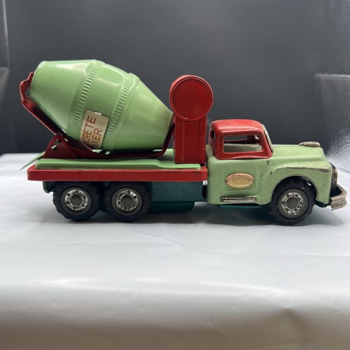 Camion giocattolo latta