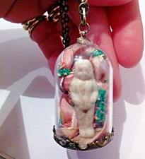 Collana donna bambina grande ciondolo antichizzato con bambolina e fiocchi NUOVA