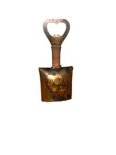 Apribottiglie In Ottone A Forma Di Campanaccio Con Decoro Floreale 13,5x5,5cm