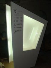 Espositore vetrina scaffale con neon abbigliamento, occhiali, borse 