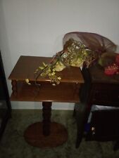 mobiletto basso  in legno colore marrone con 2 ripiani porta telefono 