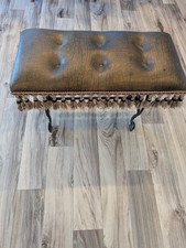 Antica panca o poggiapiedi in ghisa verde cuscino e nappe e piedi zampa