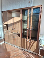 Mobile da cucina anni '70, con cassetti, sportelli e vetrina