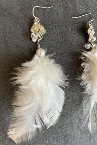 Orecchini con piume - con,