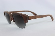 Occhiali da sole in legno
