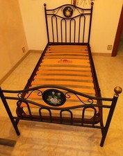 Letto 1 piazza in ferro battuto, doghe in legno, nero, usato