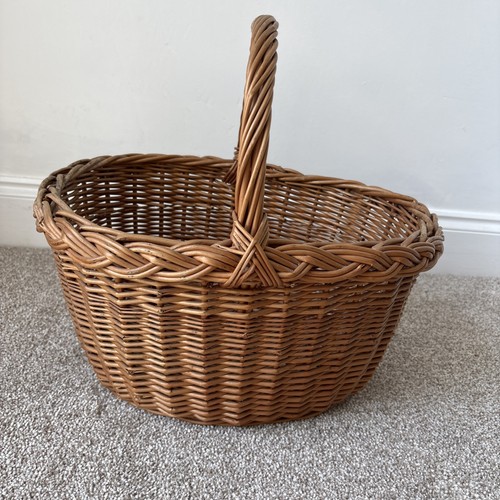 Wicker oval shopping - shopping, display