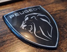 Distintivo Peugeot nero e