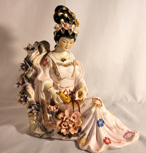 Squisita statuina - , in