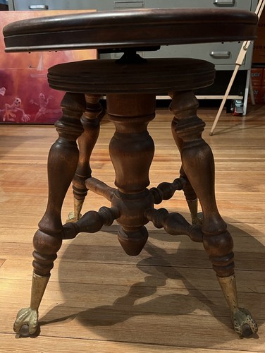 Antico sgabello pianoforte