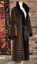 Giacca cappotto lungo marrone biondo righe orizzontali pelliccia visone lunghezza intera, bordo zibellino